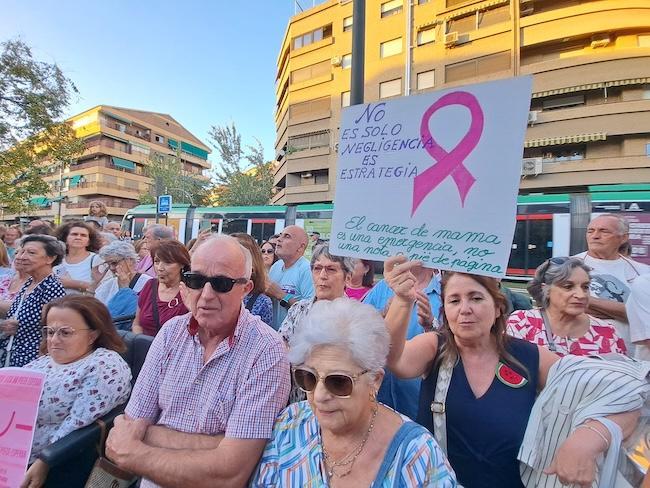Concentración en Granada para denunciar el escándalo del cribado de cáncer de mama por los errores de la Junta.