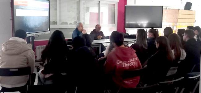 Pedro Sánchez Rodrigo y Alfonso Martínez Foronda, en la charla en el IES Iznalloz.