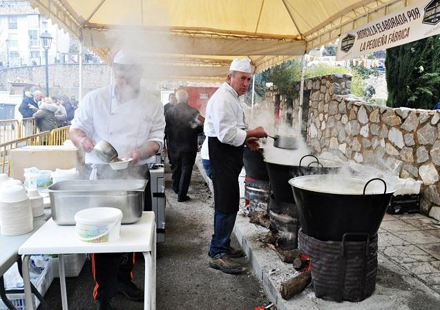 Fogones y reparto de olla de San Antón en una edición anterior. 