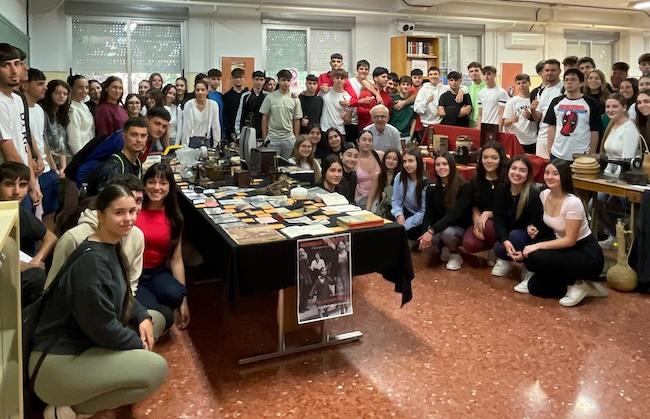 Alumnado del IES Jiménez Quesada, ante material expositivo de 'Memoria Viva'.