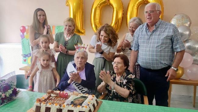 Ana, rodeado de familiares.