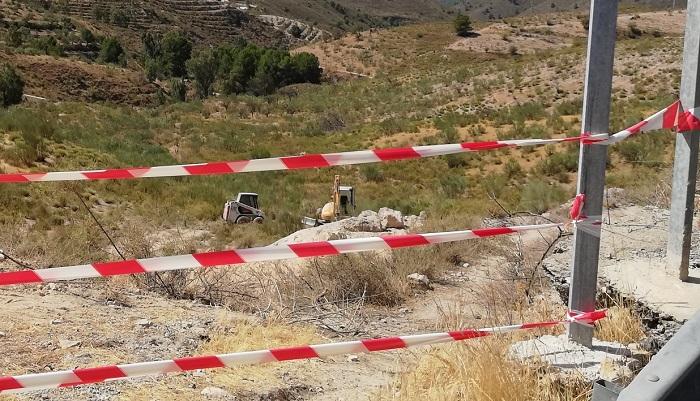 Cintas impiden el paso en las obras ilegales del Carrizal. Cintas impiden el paso en las obras ilegales del Carrizal.