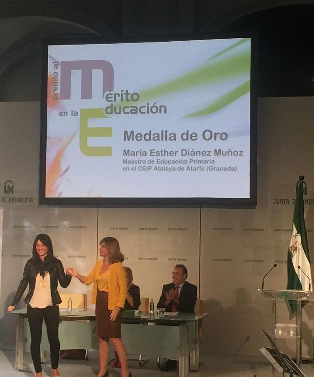 Esther Diánez recibe el premio de manos de la viceconsejera Elena Marín.