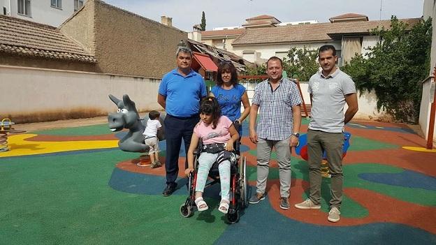 Autoridades municipales junto a una usuaria del nuevo parque infantil.