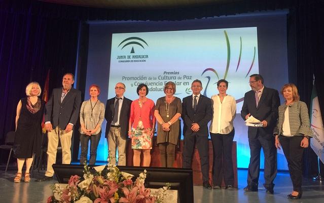 Los centros premiados, junto a la consejera de Educación.