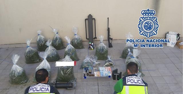 Droga y armas requisadas por los agentes.