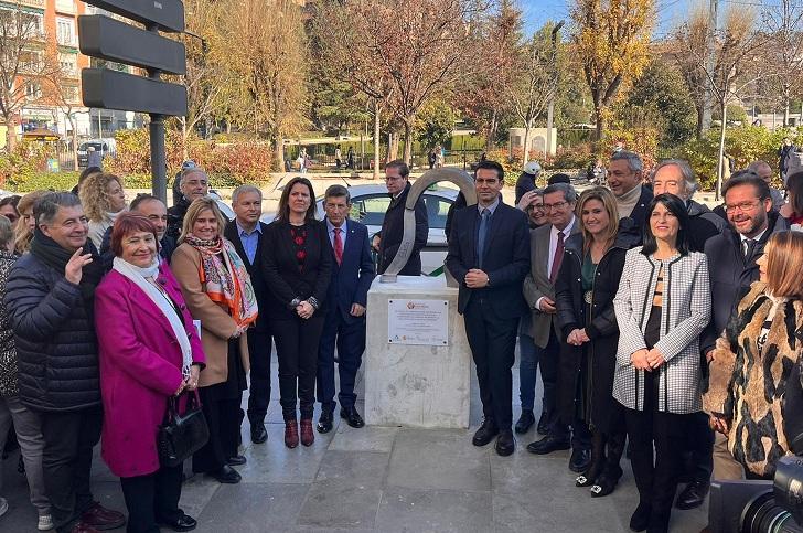 Acto de inauguración de la escultura.