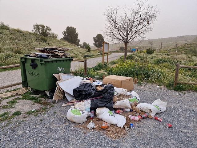 Basura acumulada en el Parque de las Canteras de La Zubia. 