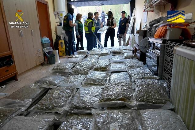 Marihuana envasada para su envío intervenida en uno de los registros.