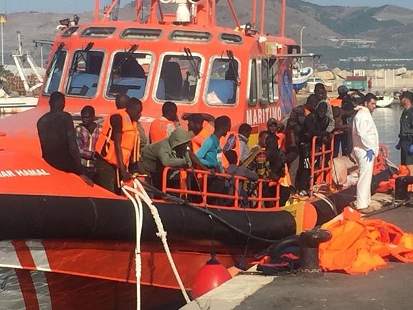 Imagen de la llegada al Puerto de Motril de la embarcación de Salvamento Marítimo.