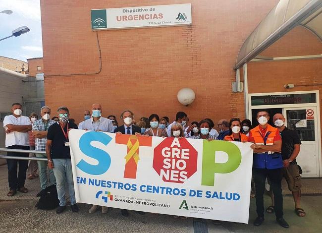 Concentración a las puertas de salud de La Chana.