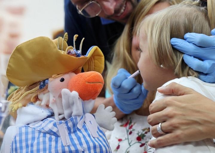 La vacuna intranasal se volverá a aplicar a niños de 3-4 años en sus colegios.