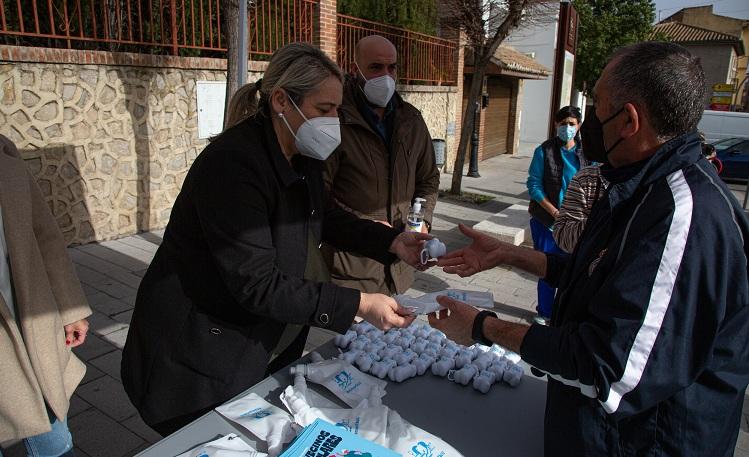 Entrega de los lotes de limpieza a dueños de perros. 