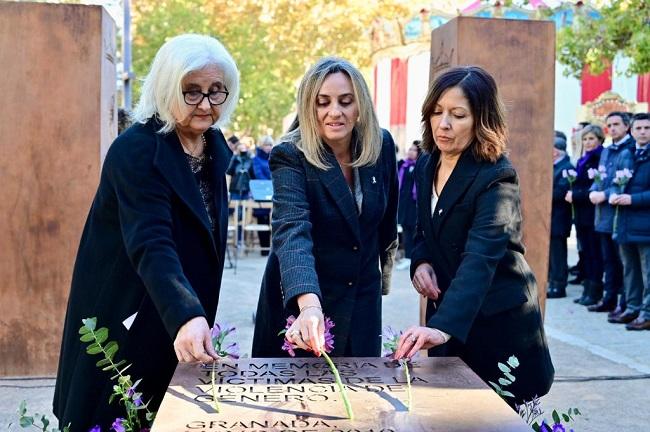 La alcaldesa, junto a la vicepresidenta del Consejo de la Mujer y la concejala de Educación e Igualdad.