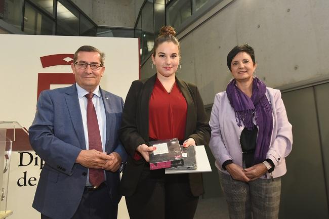 Sheila Megías Jiménez, junto a José Entrena y Mercedes Garzón.