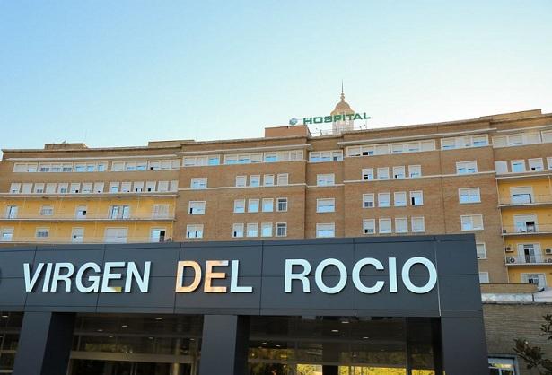 El herido ha sido trasladado a la unidad de quemados del Virgen del Rocío.