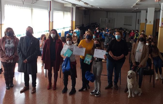 Entrega de premios a escolares en el concurso 'Mascotero 10'.