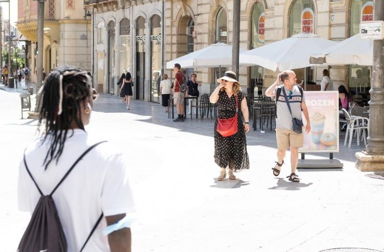 Turistas este viernes en Puerta Real. 