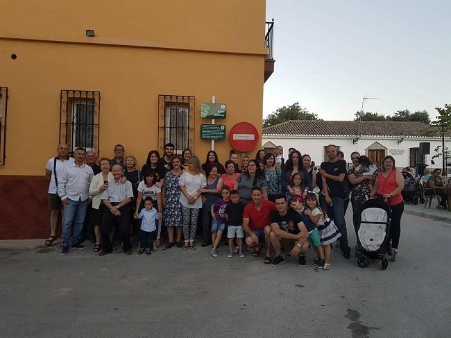 El equipo de gobierno, junto a vecinas y vecinos del pueblo, en el emotivo acto.