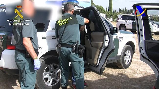 Una de los detenidos en la operación de la Guardia Civil y la Agencia Tributaria. Una de las 51 detenciones en la operación de la Guardia Civil y la Agencia Tributaria.
