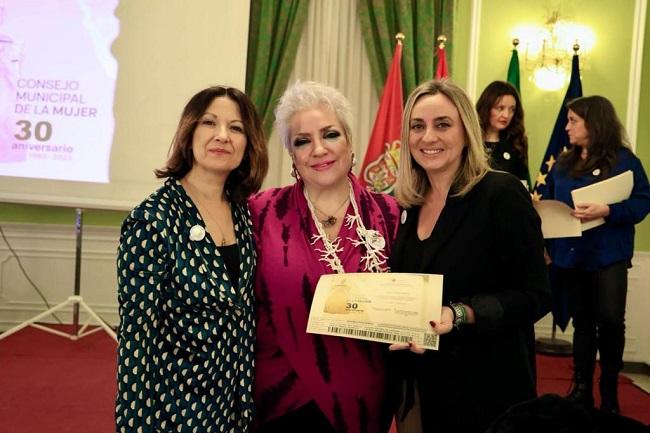 María Martín, con la alcaldesa y la concejala de Educación, Empleo e Igualdad.