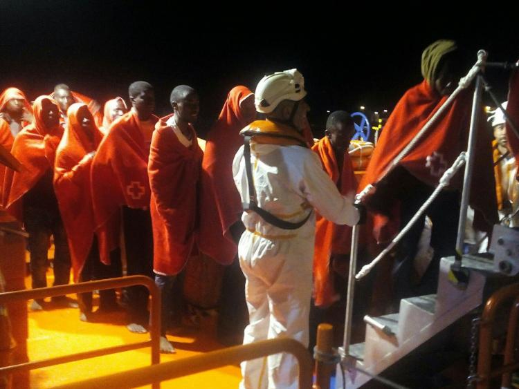 Los inmigrantes rescatados, a su llegada al Puerto de Motril.