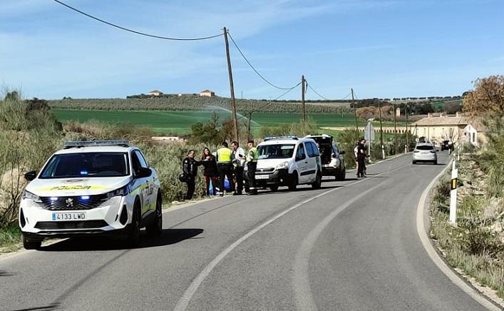 Imagen de la atención en el lugar del accidente difundida por la Policía Local de Íllora en su perfil de Facebook.