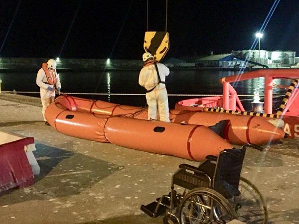 Una de las embarcaciones rescatadas, en la que viajaban 35 personas.