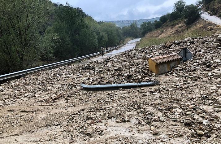 Una de las vías cortadas, completamente inundada por el barro. 