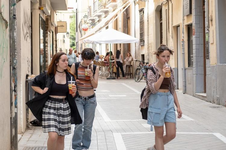 Jóvenes resfrescándose por la calle en uno de los días más calurosos de mayo. 