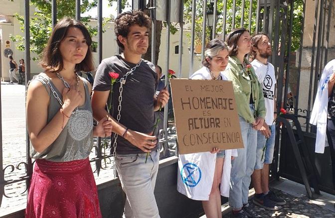 Activistas encadenados a la reja de entrada del Hospital Real. 