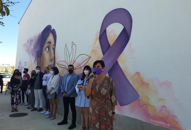 La diputada de Igualdad, Mercedes Garzón, presenta el mural. 