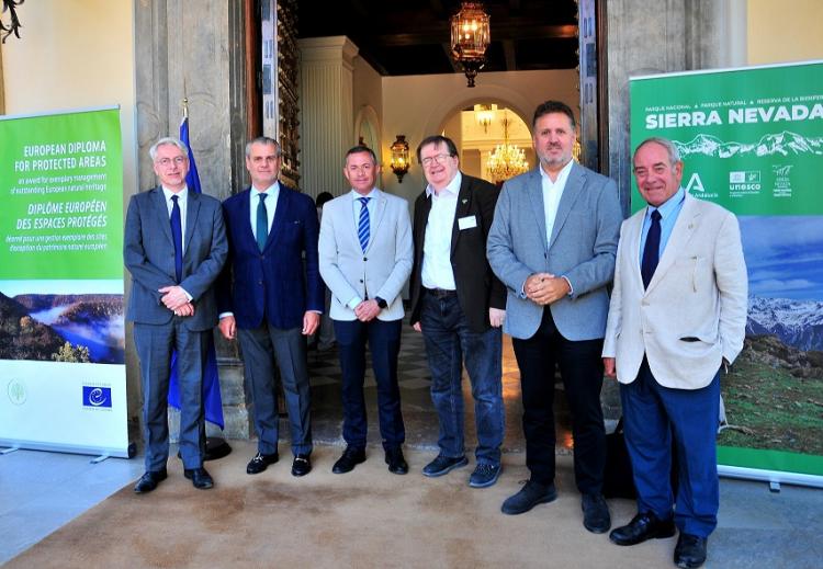 Autoridades en el Carmen de los Mártires, que acoge un encuentro internacional sobre el Diploma Europeo de Áreas Protegidas.