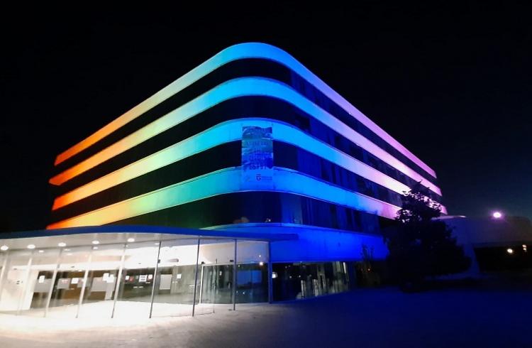 Los colores del arcoíris, este domingo por la noche en la sede de la institución provincial.