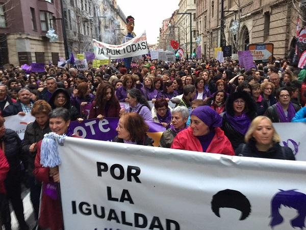 La manifestación feminista fue multitudinaria. La manifestación feminista fue multitudinaria.