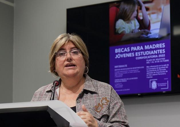 Ana Muñoz explica los datos del programa de becas a madres jóvenes.