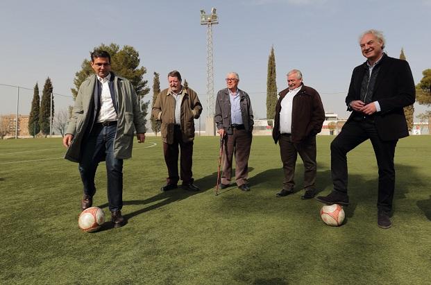 El alcalde, en el campo de fútbol cuyo césped se va a sustituir. 