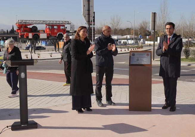 Placa en homenaje a los Bomberos y, al fondo, una autoescala, que quedará como monumento.