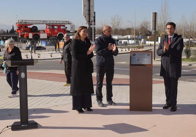 Placa en homenaje a los Bomberos y, al fondo, una autoescala, que quedará como monumento. 