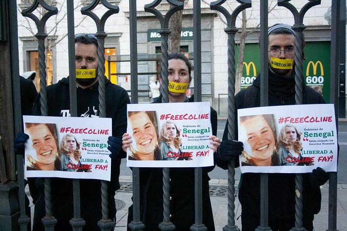 Amigos de Coline Fay muestran un cartel que pide su liberación