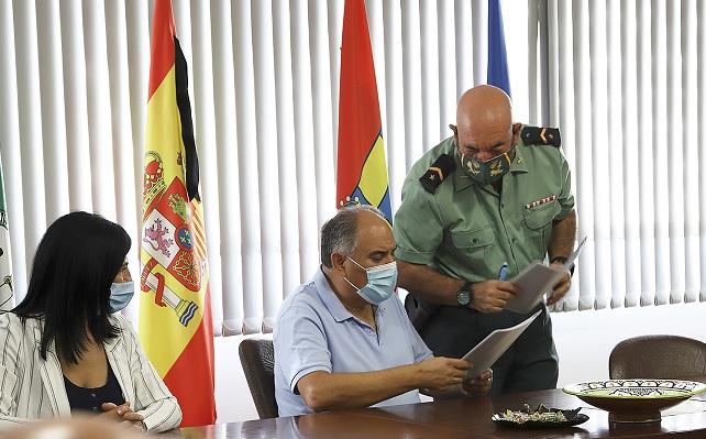 El alcalde examina un informe facilitado por la Guardia Civil. 