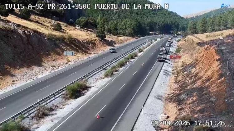 Punto junto a la A-92, en el Puerto de la Mora, donde ha comenzado el incendio.