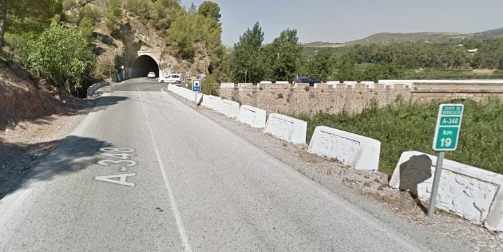 El accidente ocurrió en el km 19 de la A-348, a la altura de Los Tablones El accidente ocurrió en el km 19 de la A-348, a la altura de Los Tablones.
