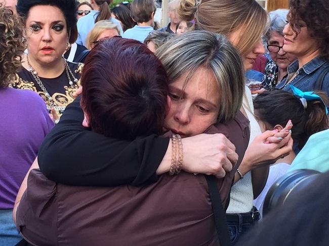 La madre de Mar recibe un abrazo en la concentración en recuerdo a la joven celebrada el martes.