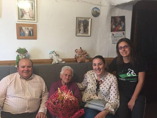 Mariana ha recibido la visita del alcalde y dos concejalas de Güéjar Sierra.