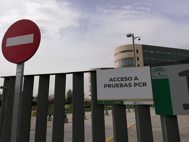 Cartel en el Hospital San Cecilio señalizando el acceso a las pruebas PCR. Cartel en el Hospital San Cecilio señalizando el acceso a las pruebas PCR.