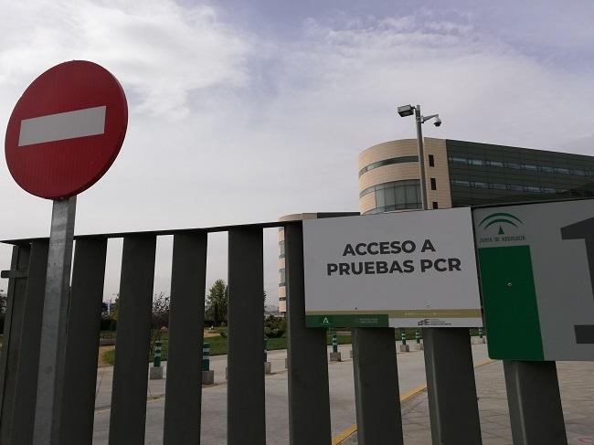 Cartel en el Hospital San Cecilio señalizando el acceso a las pruebas PCR.