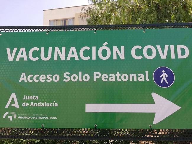 Cartel señalizando el acceso a un vacunódromo.