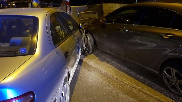 El vehículo embistió contra otros cuatro que estaban estacionados. El vehículo embistió contra otros cuatro que estaban estacionados.