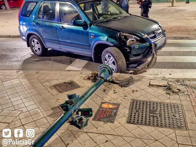 En la Circunvalación de la Encina, el conductor chocó contra un semáforo y un bolardo.